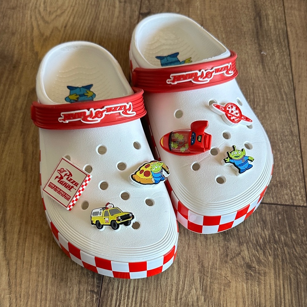 Disney Pizza Planet Toy Story Crocs 8W - Picture 2 of 13
